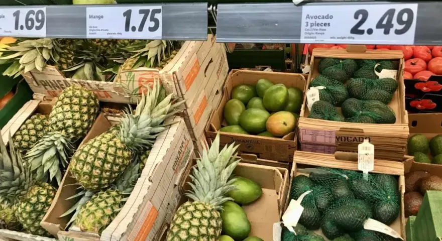 Ananasy, mango i awokado na sprzedaż. Ceny: ananas 1.69, mango 1.75, awokado 3 szt. 2.49. Malta ceny owoców.