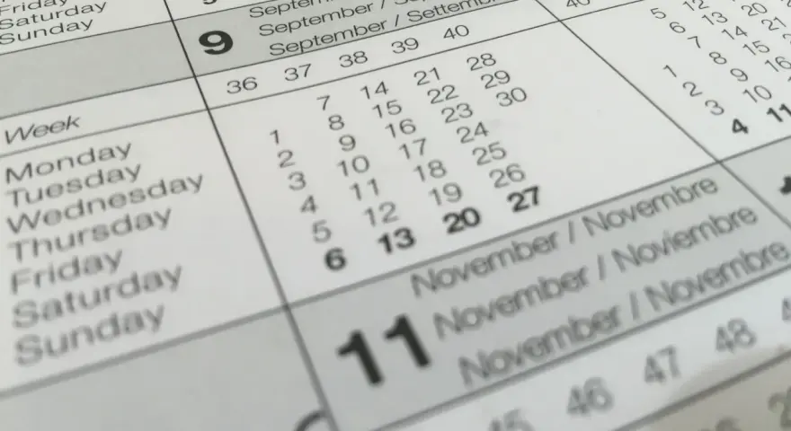 Kalendarz pokazuje miesiące po francusku: wrzesień (Septembre), październik (Octobre) i listopad (Novembre).