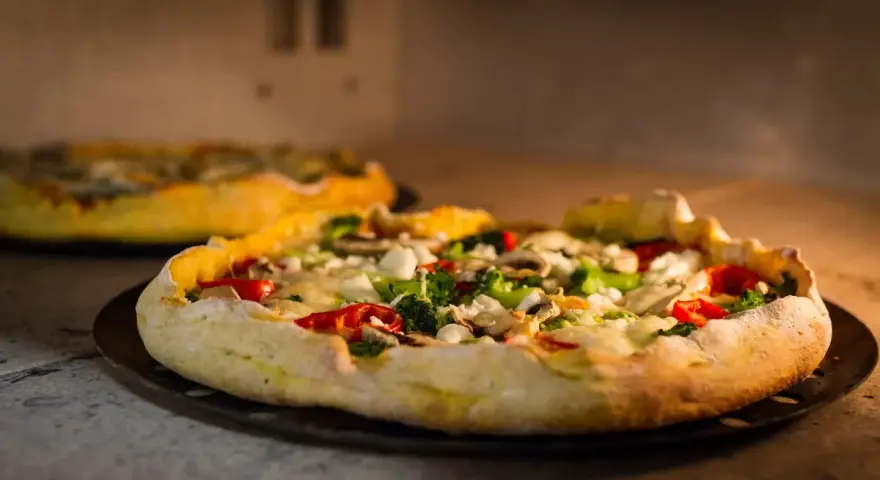 Jak piec pizzę w piekarniku, aby uniknąć mokrego ciasta?