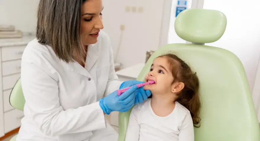 Jak pomóc dziecku otworzyć usta u dentysty? Spokojna wizyta!