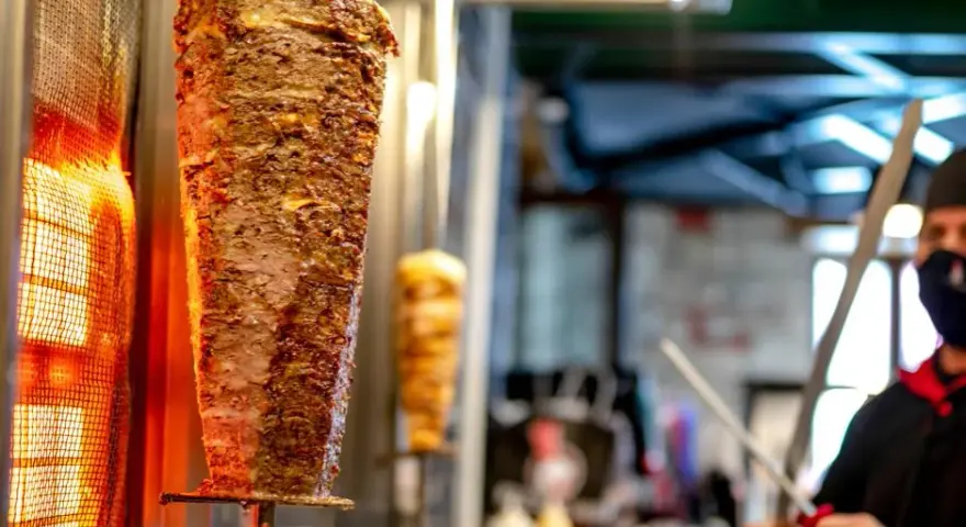 Kebab: Mięso z płatów czy kula mocy? Wybierz świadomie!