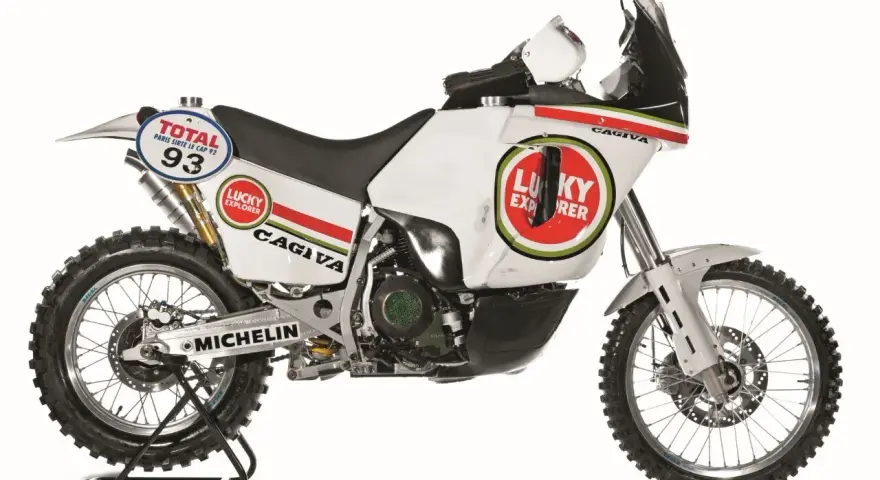 Cagiva Lucky Explorer, pronta per il Dakar. Motocicletta da rally con numero 93 e sponsor Total.
