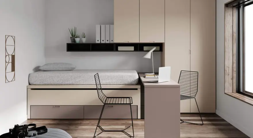 Camera vintage su pouf grigio, letto con contenitore e scrivania. Un perfetto **colore taupe abbinamento** per un ambiente moderno e funzionale.