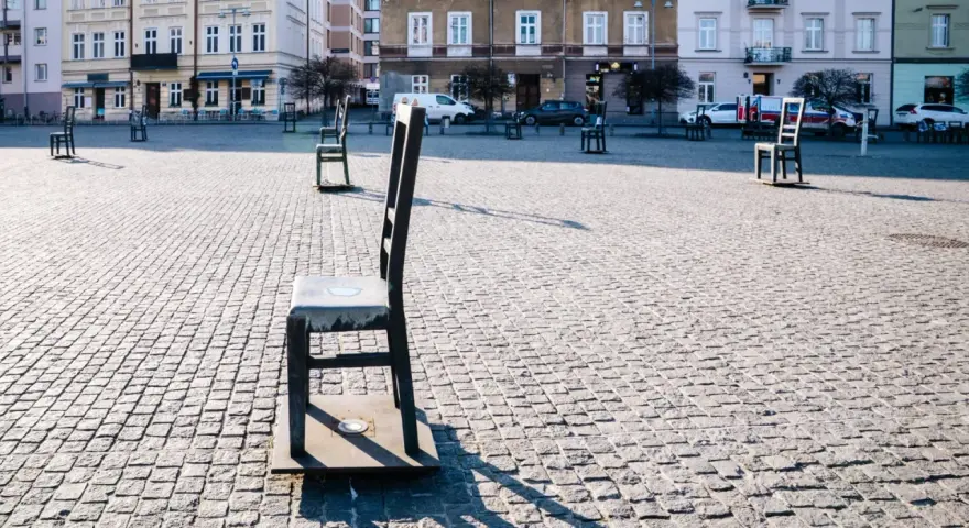 Puste krzesła na krakowskim Rynku przypominają o historii. Te symboliczne atrakcje miasta skłaniają do refleksji.