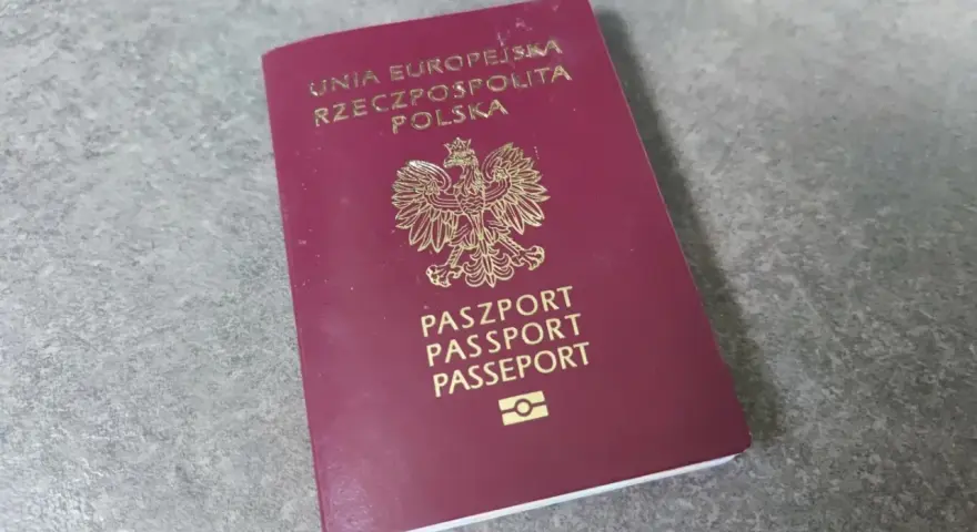 Polski paszport, symbol podróży do krajów, gdzie trzeba mieć paszport.