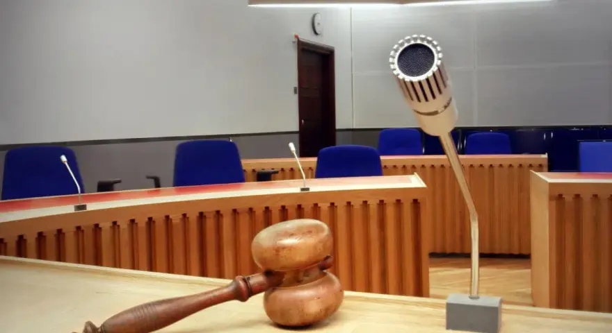 Czy adwokat niewykonujący zawodu może chodzić do sądu jako obserwator?