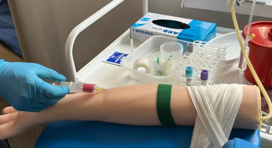 Praktyki dla opiekuna medycznego: gdzie znaleźć najlepsze miejsca?