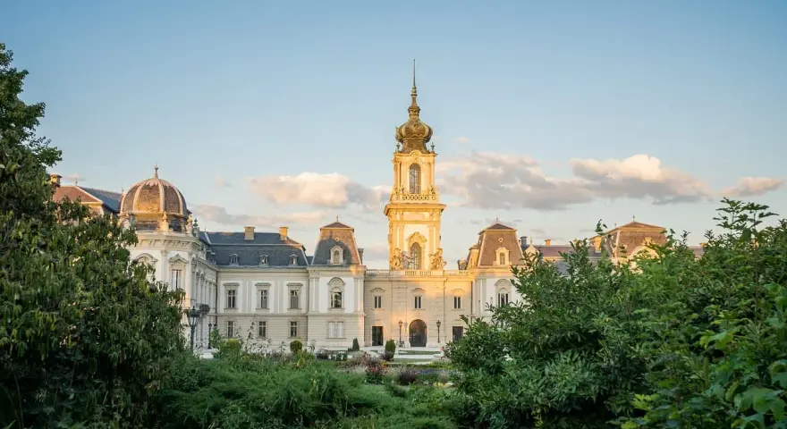 Wspaniały pałac, jak z baśni o królu i królowej, otoczony bujną zielenią. Wieża wznosi się ku niebu, a złote kopuły lśnią w słońcu.