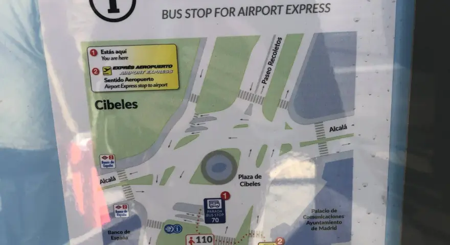 Mapa przystanków Airport Express w Madrycie. Wskazuje lokalizację "You are here" przy Plaza de Cibeles.