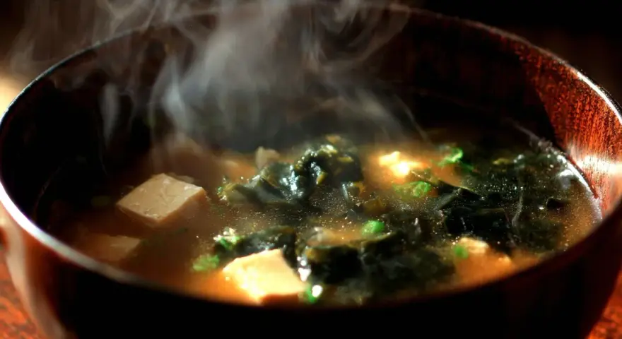 Gorąca zupa miso z tofu i wodorostami, idealna na chłodne dni. Szukasz inspiracji? Sprawdź nasze pasta miso przepisy!