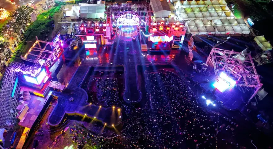 Nocny koncert na **arena cos torwar** przyciągnął tłumy. Kolorowe światła, sceny i namioty tworzą magiczną atmosferę.