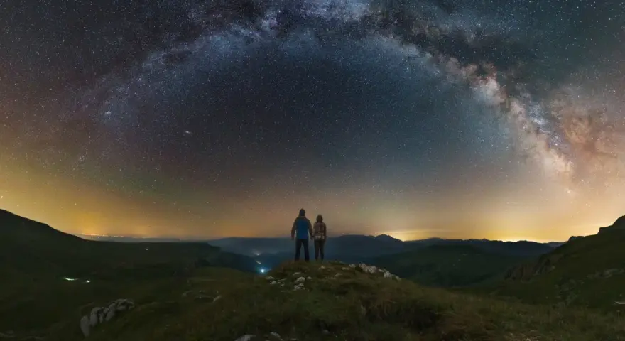 Para podziwia Drogę Mleczną. Ich wibracja związku 7 jest silna pod rozgwieżdżonym niebem.