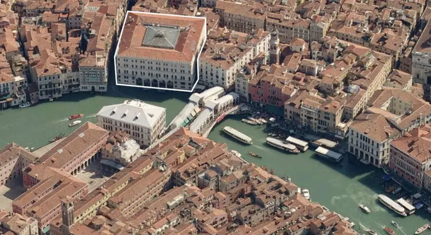 Vista aerea di Venezia, con il Canal Grande e il Ponte di Rialto. In evidenza un grande edificio, un tempo sede dei mercanti dei tedeschi a Venezia.