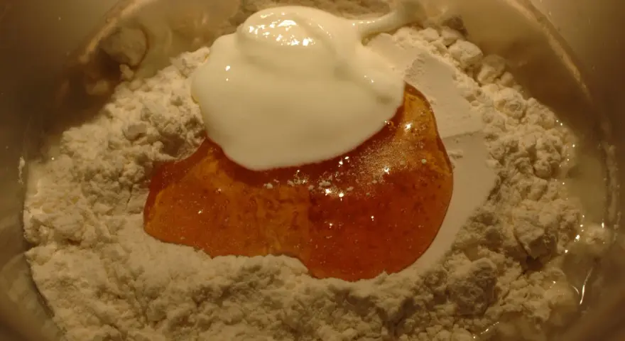 Mehl, Honig und Joghurt in einer Schüssel, bereit für den Lievito Madre Teig.
