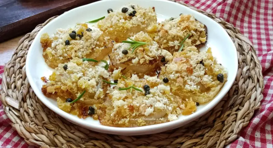Deliziose cipolle al forno, dorate e croccanti, guarnite con rosmarino e pepe nero. Un contorno saporito e invitante.