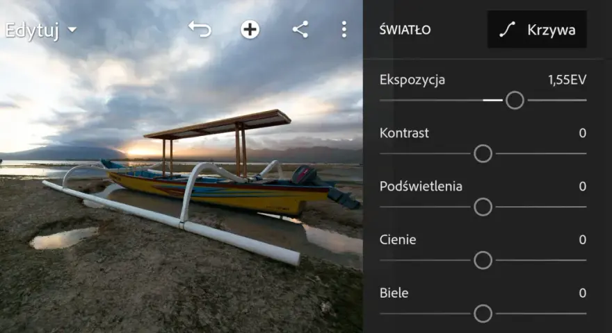 Żółta łódź na plaży o zachodzie słońca, edycja pliku raw, ekspozycja 1,55EV.
