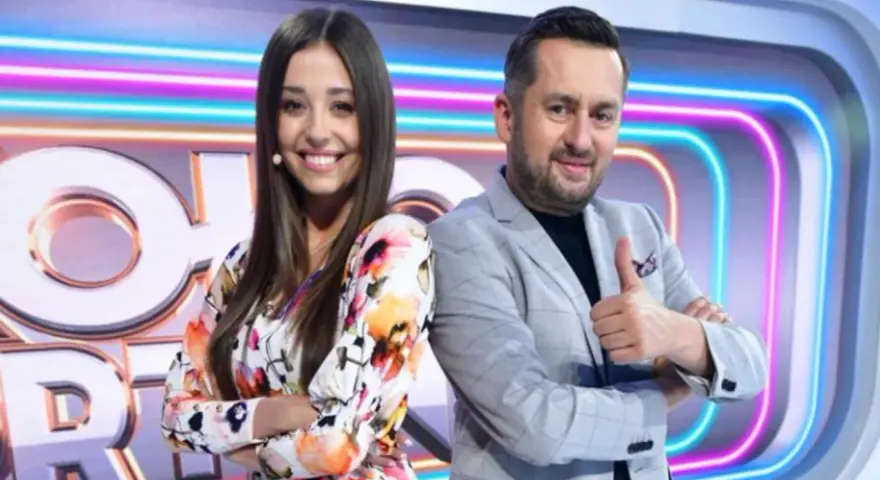Uśmiechnięci prowadzący na tle neonów. Czy to zapowiedź, dlaczego zmiana w kole fortuny?