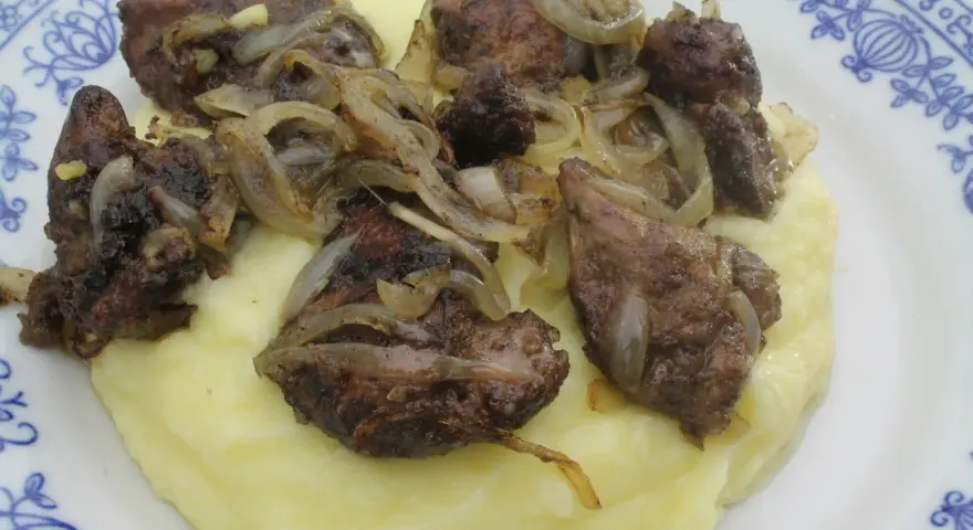 Smażona wątróbka drobiowa z cebulką na purée ziemniaczanym.