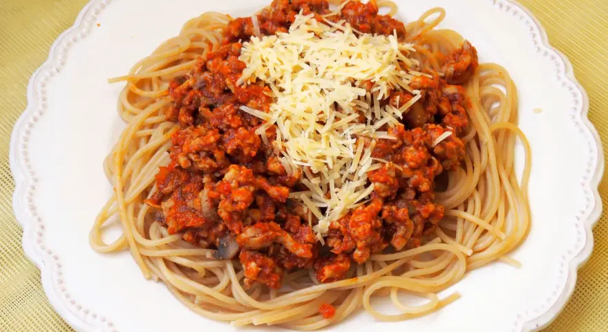 Spaghetti Bolognese z Pieczarkami: Przepis Krok po Kroku