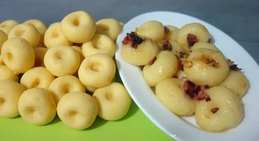 Idealne kluski śląskie z dziurką: Przepis krok po kroku