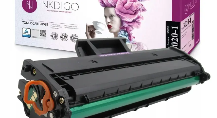 Toner do Xerox WorkCentre 3025bi, marki Inkdigo, z zielonym wałkiem i pomarańczowym zabezpieczeniem. Opakowanie z grafiką kobiety.