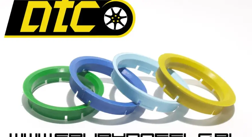 Cztery pierścienie centrujące w różnych kolorach: zielony, niebieski, jasnoniebieski i żółty. Logo DTC i adres strony www.srubydofelg.pl.