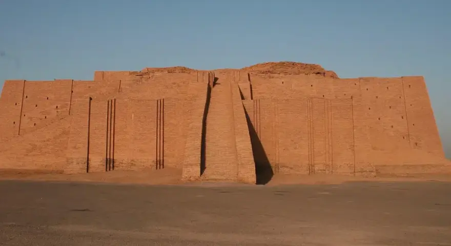 Wielka ceglana budowla, ziggurat, świadectwo potęgi Sumerów. Kto to byli Sumerowie? Starożytni budowniczowie Mezopotamii.