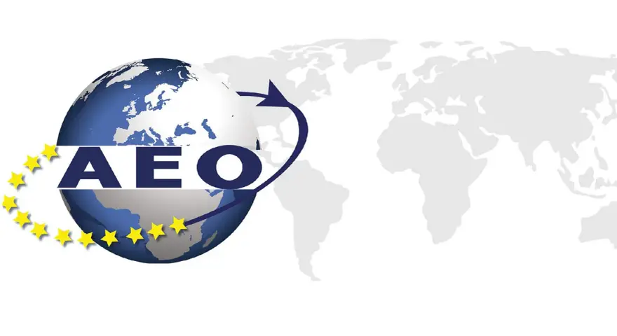 AEO - co to? Kula ziemska z flagą UE i strzałką symbolizującą globalny handel.