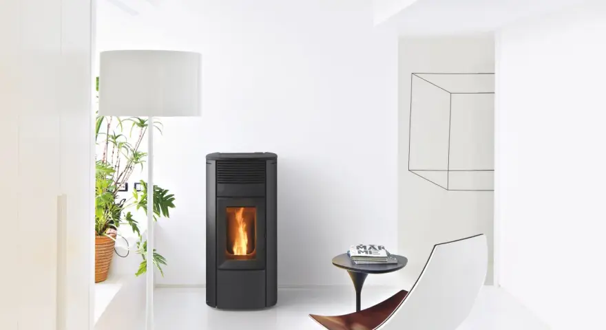 Stufa pellet MCZ in un soggiorno moderno. Nessun problema visibile, solo calore e design.