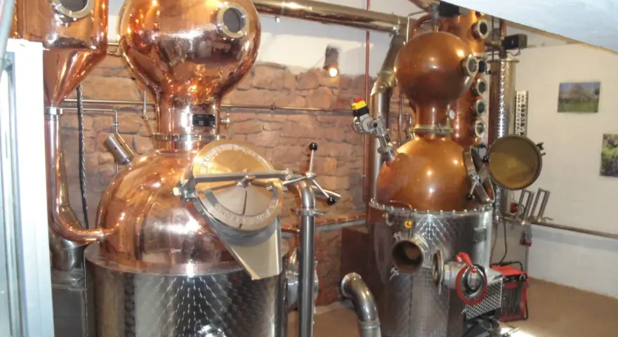 Zwei kupferne Brennblasen, bereit für das Whisky brennen.