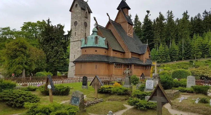 Drewniana świątynia Wang w Karkonoszach, otoczona cmentarzem i lasem. Ciekawe są jej skandynawskie korzenie i unikalna architektura.
