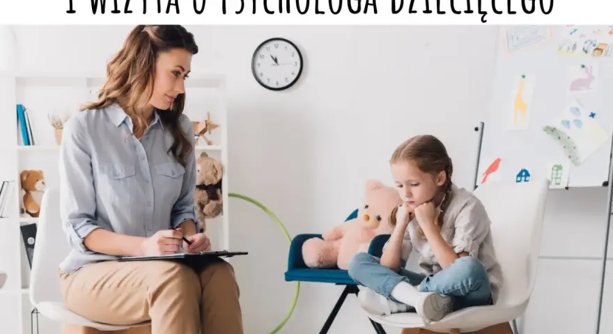 Pierwsza wizyta u psychologa dziecięcego. Dziewczynka siedzi zamyślona, psycholog notuje.