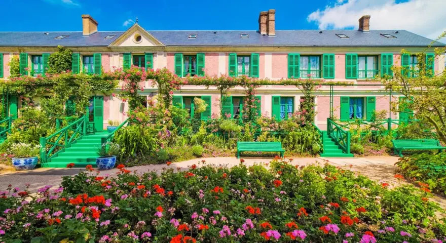La maison rose de Monet à Giverny, entourée de fleurs éclatantes et de verdure luxuriante. Idéal pour savoir que faire autour de Giverny.