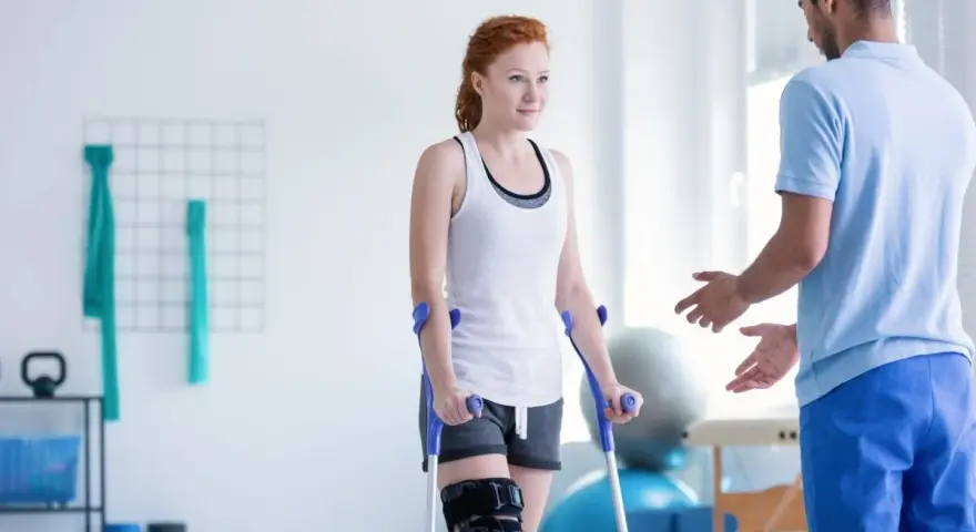 Rehabilitacja dzienna ile trwa? Odkryj, co wpływa na czas terapii