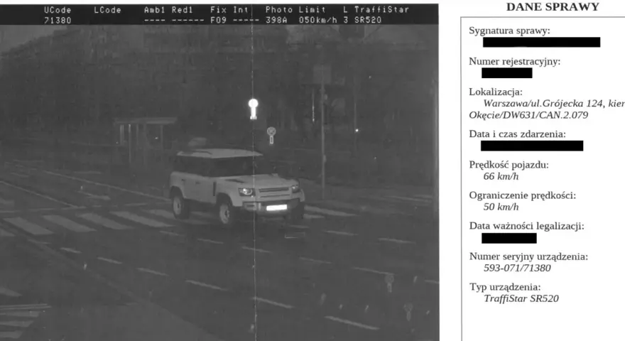 Biały Land Rover Defender przekracza pasy na Grójeckiej w Warszawie. Mandat z fotoradaru za jazdę 66 km/h przy ograniczeniu do 50 km/h.