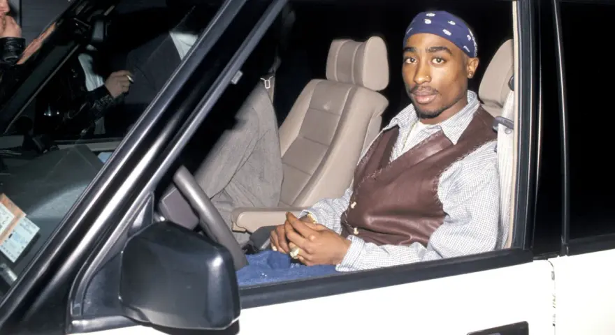 Tupac w samochodzie, tuż przed tym, jak zginął. W tle widać inne osoby.