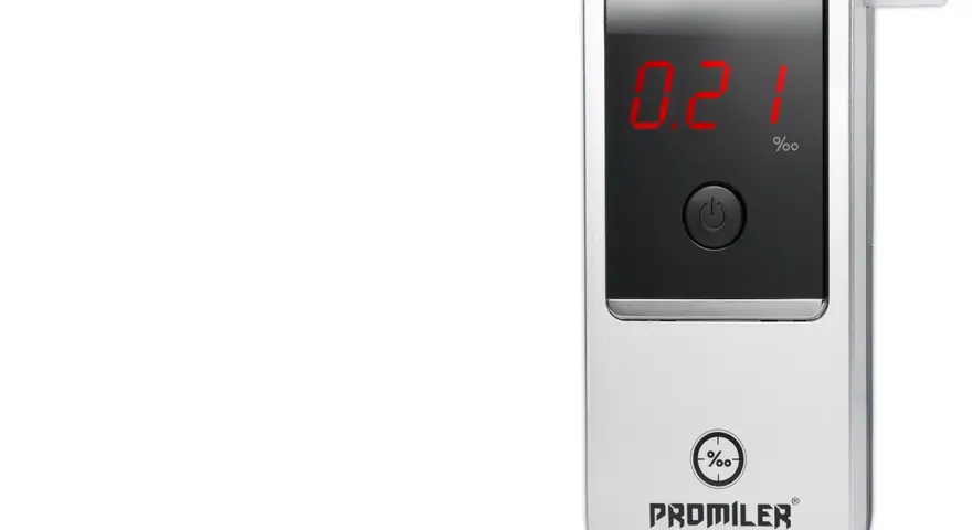 Srebrny alkomat cyfrowy z wyświetlaczem pokazującym wynik 0.21‰.