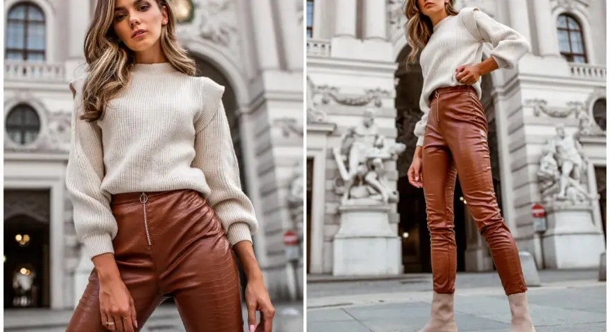 Elegancka stylizacja: co ubrać do skórzanych spodni? Beżowy sweter i brązowe spodnie z imitacji skóry, botki na grubej podeszwie.