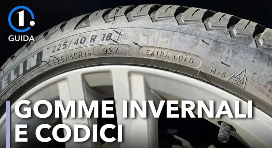 Pneumatici invernali su tutte le ruote, con codici di misura 225/40 R18 e simbolo M+S.