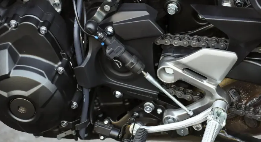 Mechanizm quickshifter w motocyklu. Pozwala na błyskawiczne zmiany biegów bez sprzęgła.
