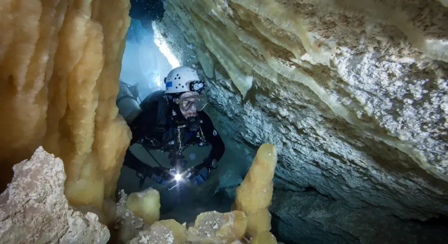 Nurkowanie w jaskiniach to fascynująca speleologia. Co to jest? To eksploracja podwodnych jaskiń, pełnych nacieków i tajemnic.