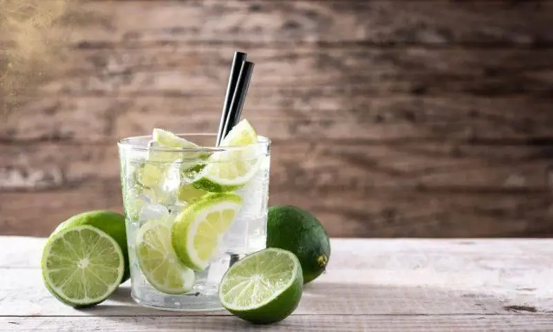 Proste drinki z wódki: przepisy, które zrobisz w domu