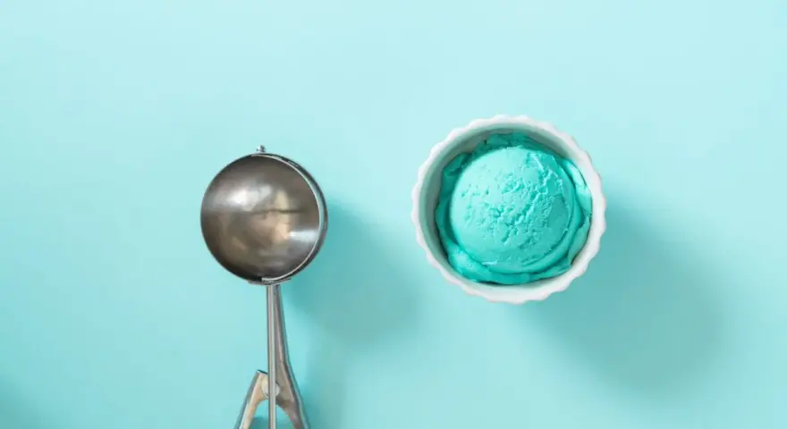 Ein Löffel Eis, bereit zum Servieren. Perfekt, um Schlumpfeis selber machen zu können!