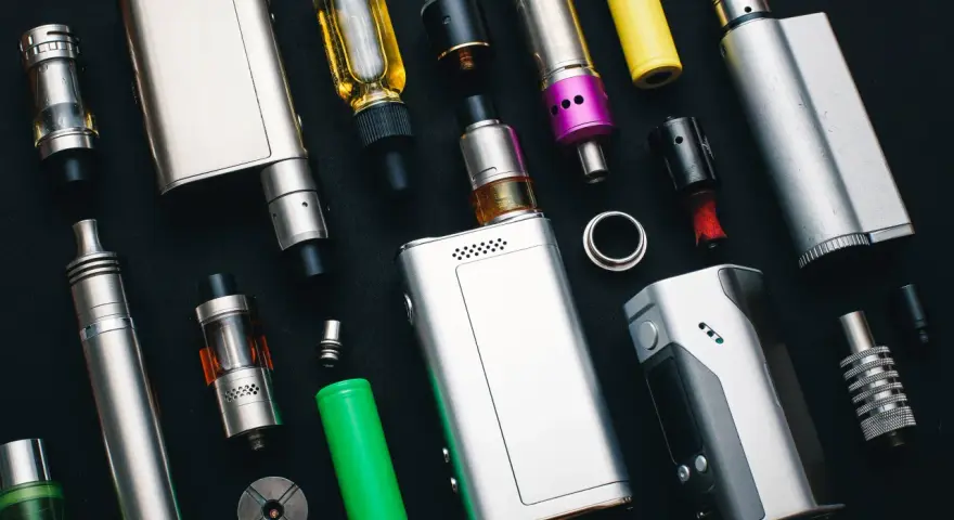 Colección de vapers y accesorios, buscando un vaper menos dañino.
