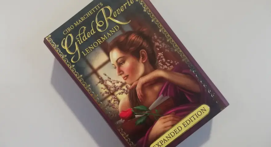 Okładka talii "Gilded Reverie Lenormand" Ciro Marchetti. Kobieta z różą, idealna do wróżb na dziś.