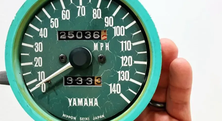 Prędkościomierz Yamaha z przebiegiem 25036 mil. Czy to duży przebieg dla motocykla? Zależy od tego, jak długo służył.