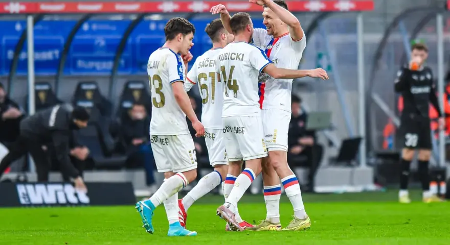 Piłkarze Jagiellonii Białystok świętują bramkę przeciwko Górnikowi Zabrze.