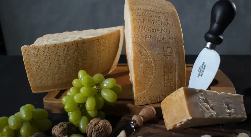 Jak rozpoznać Parmigiano Reggiano? Wygląd, oznaczenia, smak