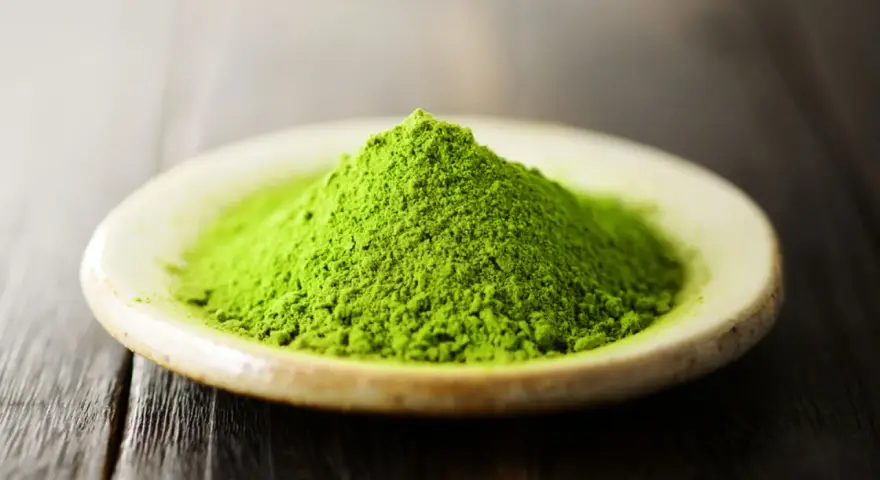 Matcha zawiera kofeinę: Jak działa i ile jej ma?