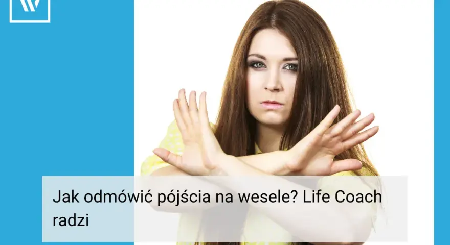 Kobieta z rękami skrzyżowanymi na piersi, sugerująca odmowę. Tekst: "Jak odmówić pójścia na wesele? Life Coach radzi".